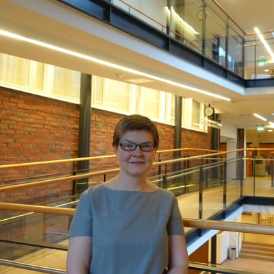 Foto på Marja Riihelä inomhus i byggnaden där Statens ekonomiska forskningscentral är inrymd