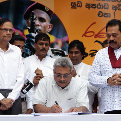 Sri Lankan presidentiksi marraskuussa noussut Gotabaya Rajapaksa allekirjoitti YK:n sotarikostutkintaa vastustavan vetoomuksen vuonna 2016. Veli  Mahinda Rajapaksa  seisoo hänen oikealla puolellaan ja seuraa allekirjoitustilaisuutta.