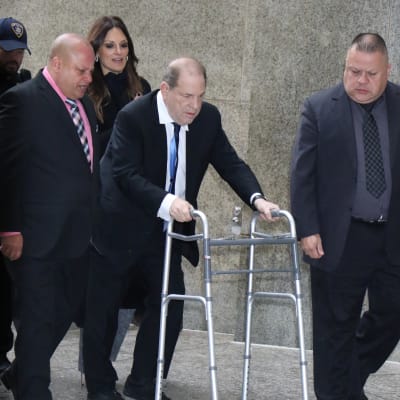 Harvey Weinstein på väg tlil en domstol i New York 11 december 2019.