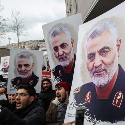 Demonstranter utanför USA:s ambassad  i Istanbul bär på bilder av den mördade iranska generalen Qasem Soleimani