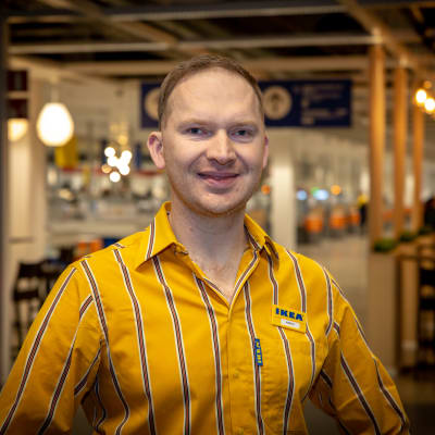 Marcus Krogell työskentelee Vantaan Ikeassa.