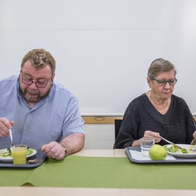 Reino Mäkelä ja Marjatta Välimäki syövät lounasta Matteuksen kirkon Waste&Feast - hävikkiruokaravintolassa