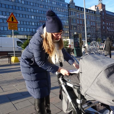 Hanna Ekqvist med barnvagn i Helsingfors.
