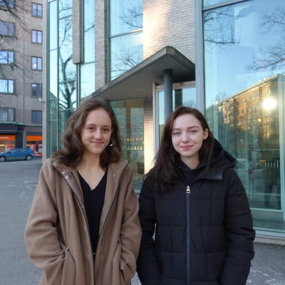 Adele Westerlund (till vänster) och Olivia Linder utanför Tölö gymnasium i Helsingfors.