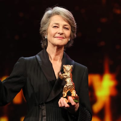 Charlotte Rampling tar emot en guldbjörn för sitt livsverk under Berlinale-festivalen 2019.