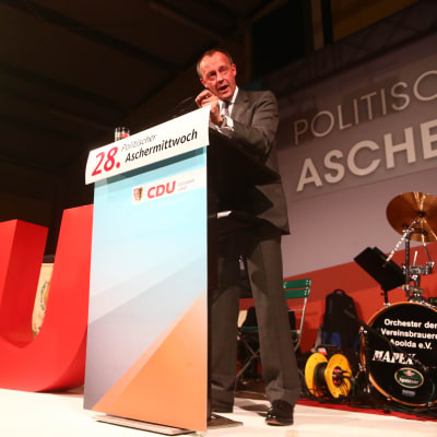  Friedrich Merz talar på en scen. På scenen står det CDU med stora röda bokstäver.