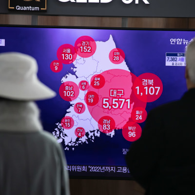 Eteläkorealaiset katsovat televisiosta tilannetiedoitetta taudin leviämisestä Soulissa Etelä-Koreassa 9. maaliskuuta 2020.