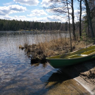 vene kesämökin rannassa