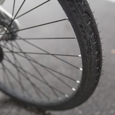 Juro-kaupunkipyörän renkaat ovat umpikumia, eli ne eivät puhkea.