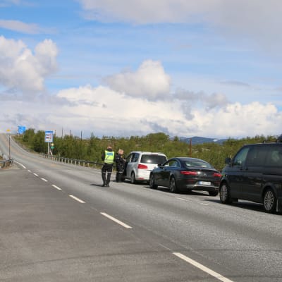 norjalaispoliisi tarkastaa autoilijoiden henkilöpapereita heinäkuussa 2020 Suomen ja Norjan rajalla 