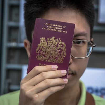 Hongkongilaismies pitelee Britannian passia