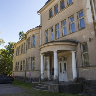 Nikkilän sairaalan vanha hallintorakennus. 