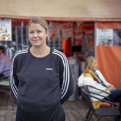 Hakaniemen torikahvilassa työskentelevä Fanny Karastie.