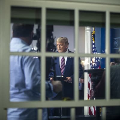 Donald Trump piti tiedotustilaisuuden Valkoisessa talossa perjantaina aamuyöllä