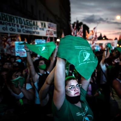 Förespråkare av en abortlag i Argentinas huvudstad Buenos Aires demonstrerar med gröna banderoller.