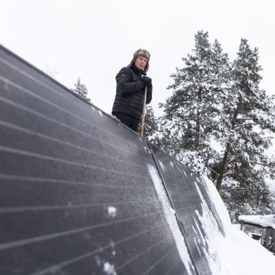 Espoolainen Ari Siipivirta ja aurinkopaneeleja katolla.