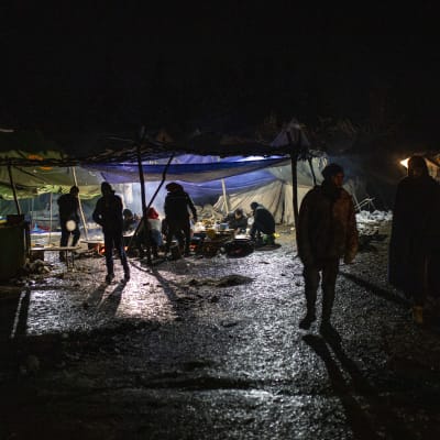 Flyktingläger i Bosnien i nattbelysning