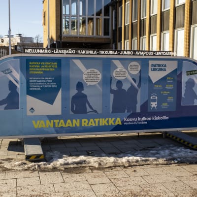 Vantaan tulevaa ratikkaa mainostava pömpeli Vantaan Tikkurilassa. 