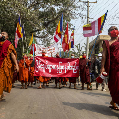 Buddhistmunkar trotsar militärens demonstrationsförbud i Myanmars näst största stad Mandalay.
