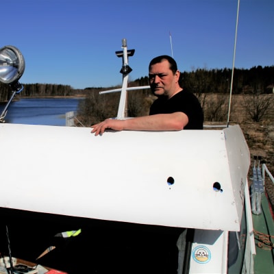 Veneilijä Kim Kukanaho Kouvolasta Marinella -veneensä kannella Hirvelän satamassa
