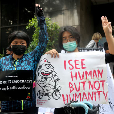 Demonstranter utanför toppmötesplatsen i Jakarta vädjade om en återgång till demokrati i Myanmar.