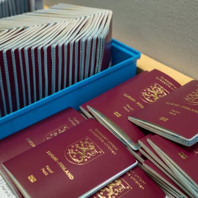 En massa pass i en låda, och en hög pass bredvid.