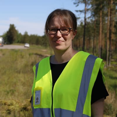 Ympäristöasiantuntija Suvi Nirkko Kaakkois-Suomen ely-keskuksesta kuutostien pohjavesialueella Utissa