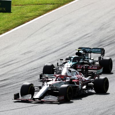 Kimi Räikkönen kör om Sebastian Vettel.