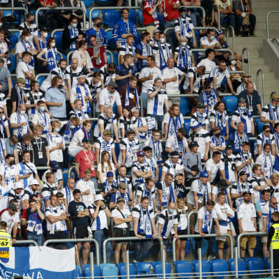 Suomalaiskannattajia katsomossa EM-kisojen ottelussa Venäjää vastaan 16.6.2021.