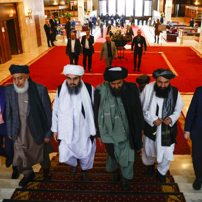 Talibanernas chefsförhandlare Sher Mohammad Abbas Stanikzai (andra från vänster) och Abdul Ghani Baradar (andra från höger) spelar ledande roller i talibanernas kommande styre i Afghanistan. Bilden är från förhandlingar i våras i Moskva.
