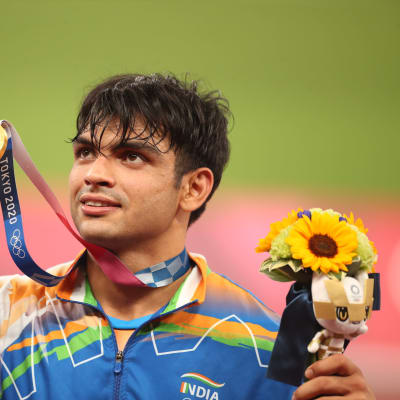 Neeraj Chopra Intiasta poseeraa olympiakultamitalin kanssa.