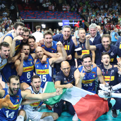 Italian miesten lentopallomaajoukkue juhlii Euroopan mestaruutta.