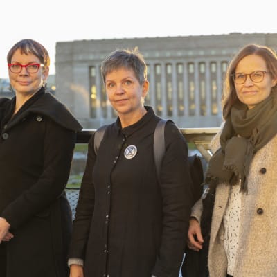 Pirjo Tinat,  Annamaija Hakama ja Heidi Haapala Oodin parvekkeella. 