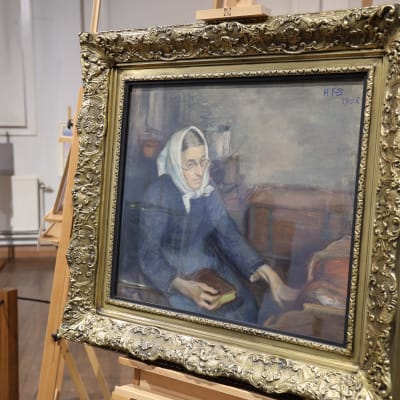 Kuvassa on Hanna Frosterus-Segerstrålen teos Kehdon ääressä vuodelta 1908. Teoksessa vanha nainen istuu melankolisena ja omiin ajatuksiinsa uppoutuneena kirja sylissään ja keinuttaa vasemmalla kädellään kehtoa.