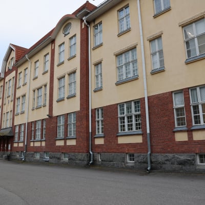 En stor gulbrun stenbyggnad, Åbo stads äldrepsykiatriska avdelning i Kuppis.