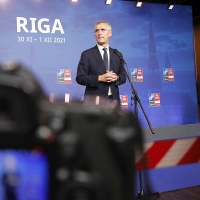 Naton pääsiheeri Jens Stoltenberg puhuu tiedotustilaisuudessa Riiassa.