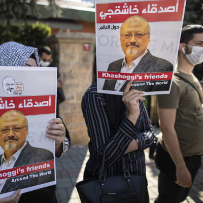 Ihmiset osoittivat mieltään Saudi-Arabian konsulaatin edessä Istanbulissa lokakuussa 2020, kun Jamal Khashoggin murhasta oli kulunut kaksi vuotta.