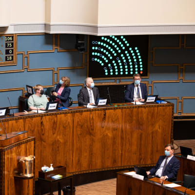 Eduskunta äänesti hallituksen luottamuksesta. Välikysymysäänestys hallituksen puoliväliriihessä tekemistä päätöksistä. 19.5.2021