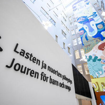 Mural som välkomnar patienter till nya Fyrsjukhuset i Åbo.