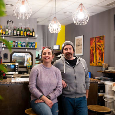 Fax Factory -kahvilan omistajat Gaia Olmedo ja  Luca Palazzi Roomassa 