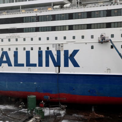 Tallink Siljan M/S Isabelle Turun korjaustelakan kuivatelakalla huollettavana.