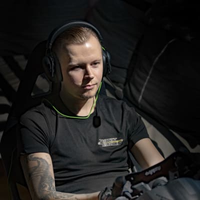 Robin Kullberg spelar F1 virtuellt.