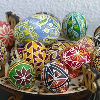 Färgglada mönstrade ukrainska påskägg, kallas pysanka.