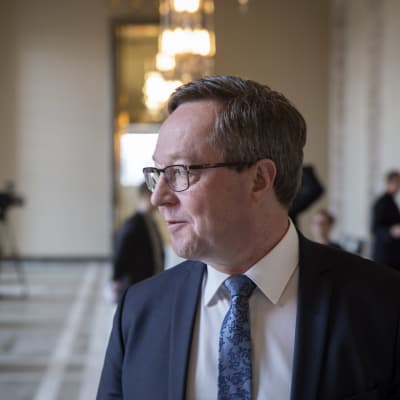 Närings- och energiminister Mika Lintilä i riksdagen.