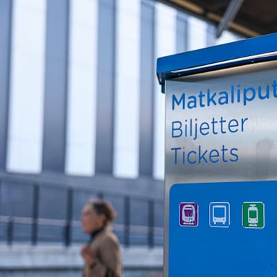En biljettautomat vid en tågstation.