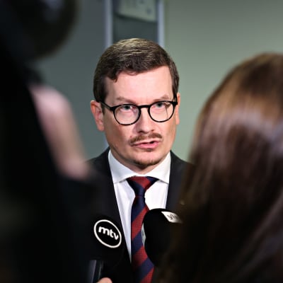Kaius Niemi interjvuas, mikrofoner från Mtv och Yle. 