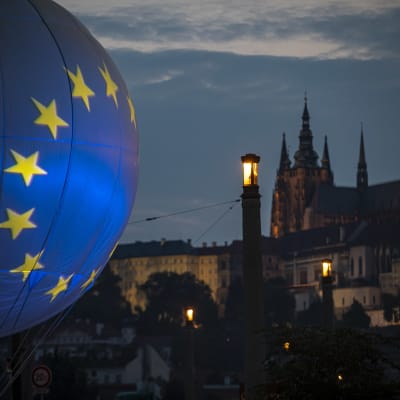 Prahan linna, etualalla Euroopan lipun väreillä koristeltu ilmapallo. 
