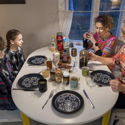 Connolyn perhe (isä Joffy, tytär Iona, poika Felix ja äiti Holly) syövät aamupalaa.