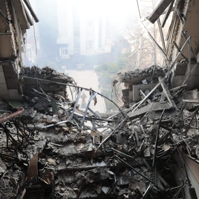 En förstörd byggnad nära Lenintorget i Donetsk.