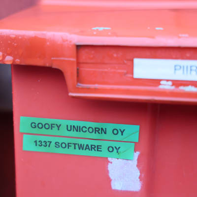 En röd brevlåda, där det står Piiroinen, Goofy Unicorn Oy och 1337 Sofware Oy.